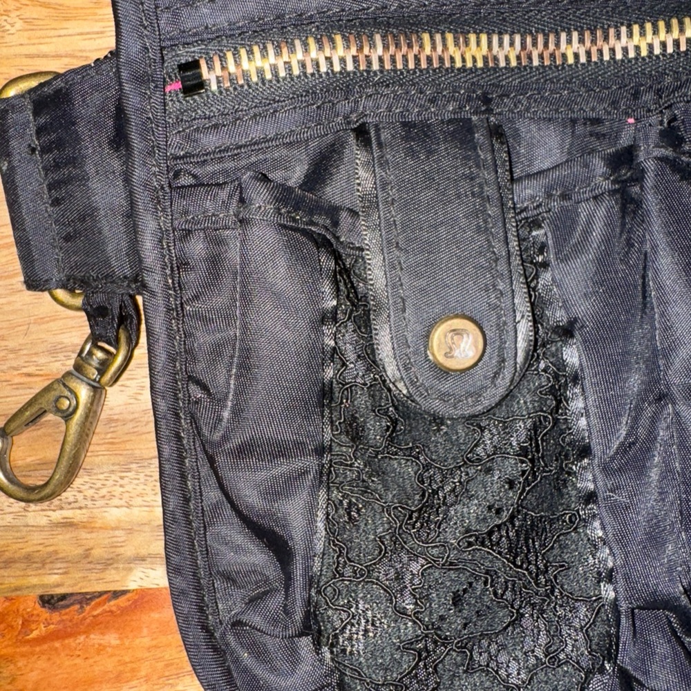 Lululemon‎ Doggy Waist Belt/crossbody Black & Pink inside many useful pockets - Picture 3 of 8